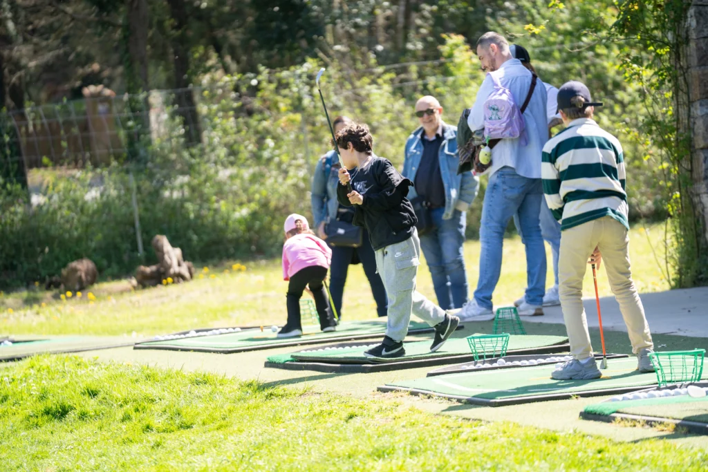 Des enfants malentendants tentent le swing
