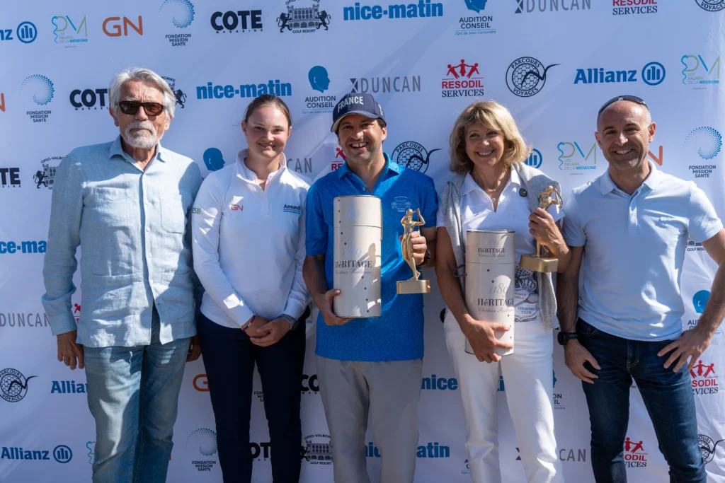 Les participants avec leurs trophées.