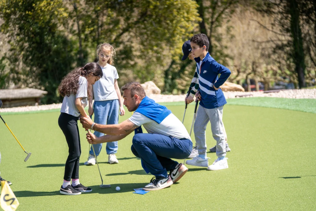 Un enfant malentendant apprend le golg