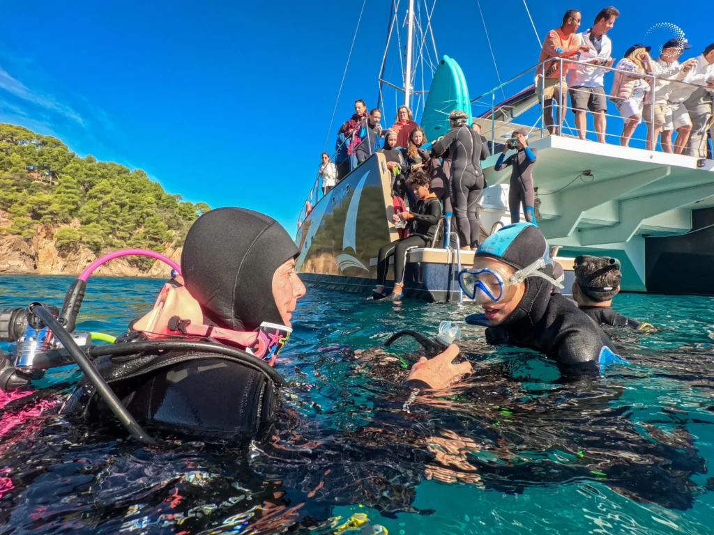 Un jeune plongeur implanté cochléaire s'apprête à descendre sous l'eau