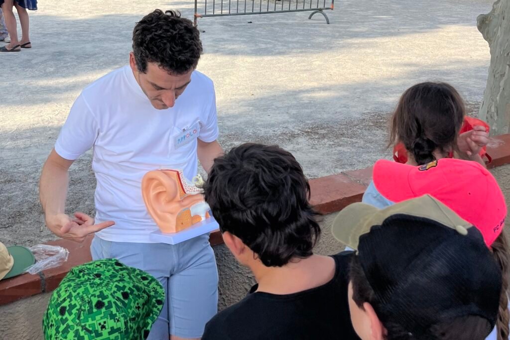 Notre ambassadeur expliquant l'oreille aux enfants