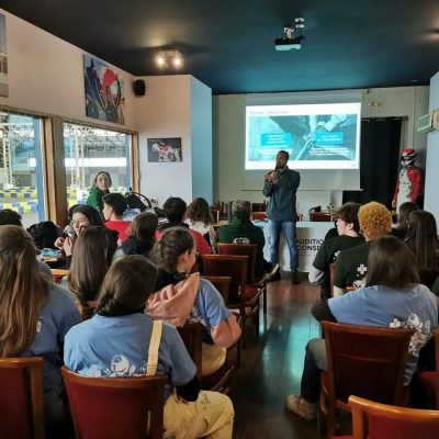 Des étudiants devant la présentation de Mission Santé