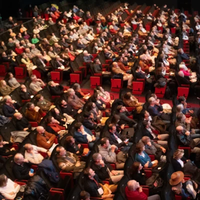 Public assis dans une salle de congrès